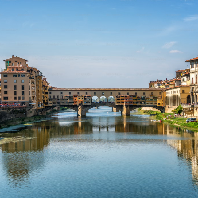 A Ponte Vecchio em Florença refletida nas águas calmas do rio Arno.